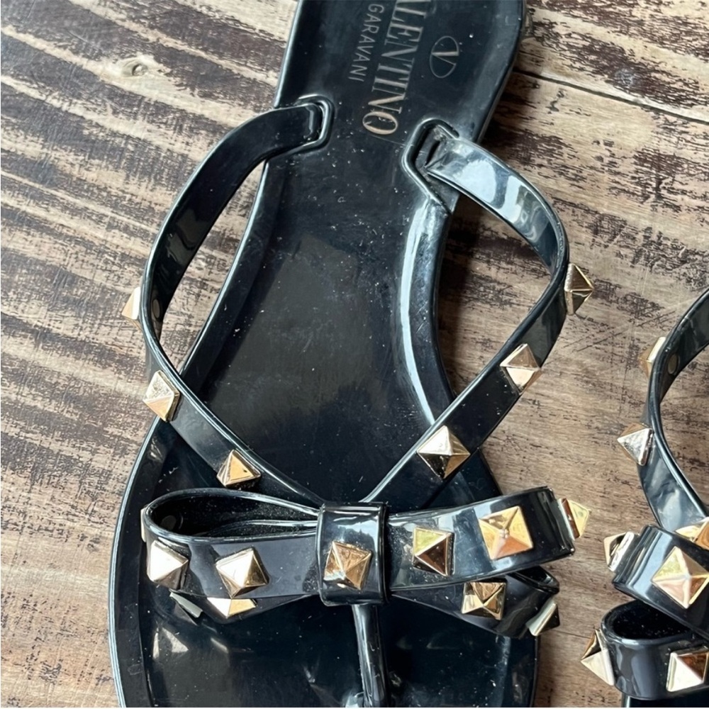 Valentino Garavani Rockstud Bow Rubber Slipper Thong Sandals - Picture 4 of 8